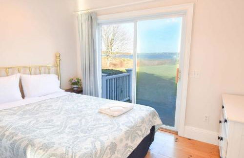 Waterfront Fun at this Huge Family Estate - Foto 14