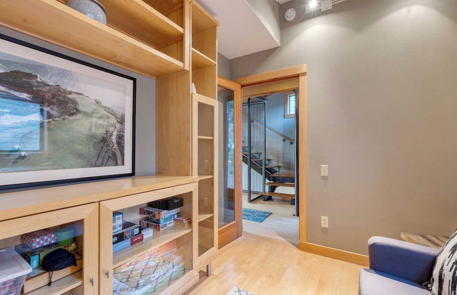 Deck Views, Fire Pit, Pool, 3 Mins to Beach Madrona Tree Retreat by Avantstay - Foto 18