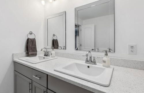 Landmark Lakehouse - luxury living in PLX - Foto 34