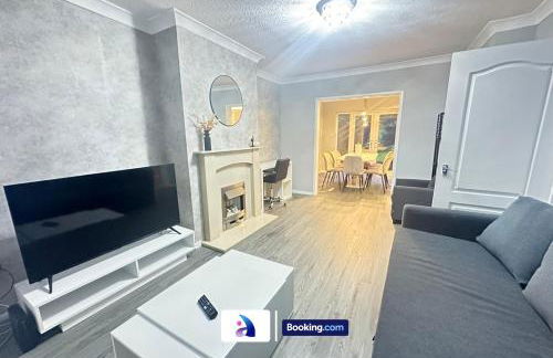 Spacious 3 BDR By Avalora Short Lets & Serviced Accommodation Queensway With Big Garden, Near Train Station, Airport & Large Driveway - Photo 18