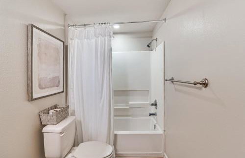 Cotton District Condo Walkable Spot for Game Day! - Foto 14