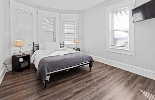 Modern 4BR 2BA Apt Steps to the Beach Open Living - Foto 16