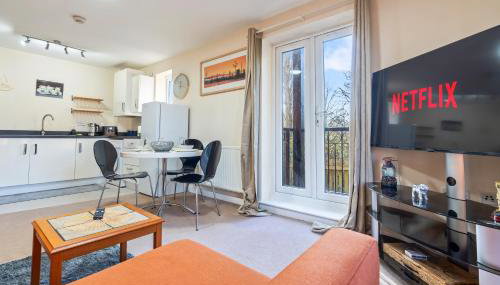 Balmoral Court -Sleeps 6 - Free Parking with Workspace - Balcony & High-Speed WiFi - Foto 5