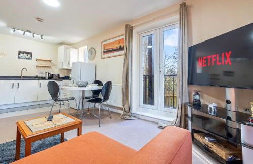 Balmoral Court -Sleeps 6 - Free Parking with Workspace - Balcony & High-Speed WiFi - Foto 5