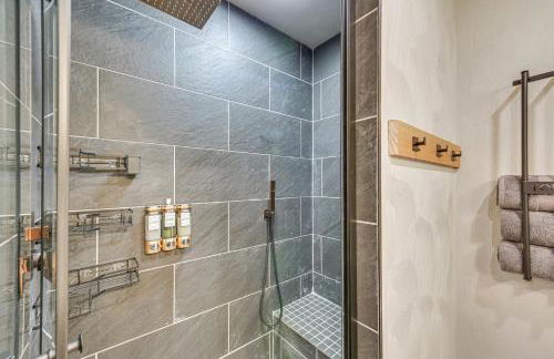 10 Mi to Mtn Resort Normalville Cabin with Balcony! - Foto 19