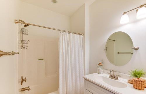 Walk to Beach: Home w/ Pool Access in White Stone - Photo 23