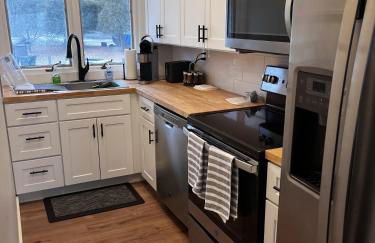 Newly Remodeled Mid-Century Modern Lake Condo - Foto 14