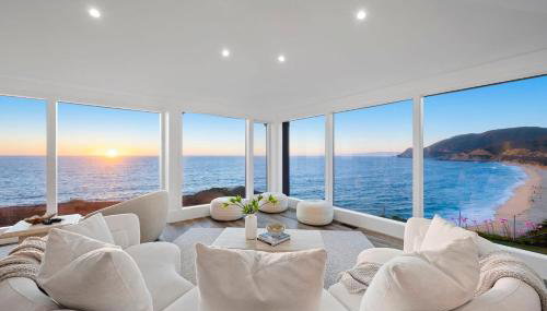 Distinguished Oceanfront Point Estate with Iconic Beach Mountain Vistas - Foto 2