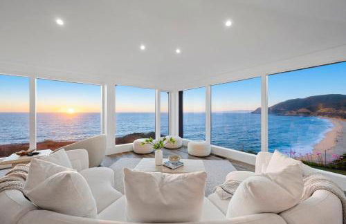 Distinguished Oceanfront Point Estate with Iconic Beach Mountain Vistas - Foto 2