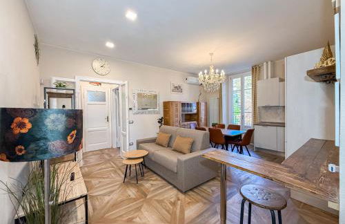 FREE PARKING - Elegant Two-Bedroom Apartment with Balcony - Foto 1