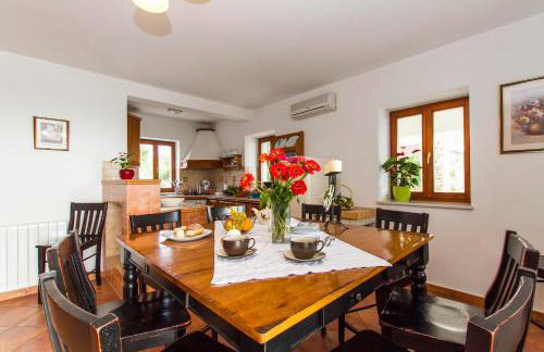 Elegant 4-Bedroom Villa with Private Pool and Amazing Sea Views - Photo 15