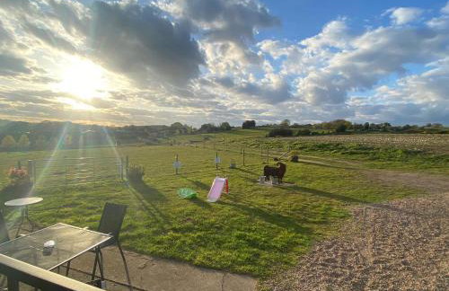 POPPY LUXURY LODGE Sleeps 8 at Fairview Farm, Ravenshead, Nottingham Near Sherwood Forest, Dog Friendly, Farm Stay great for wedding groups, families, Hen Do's, friends gatherings with amazing views - Foto 39