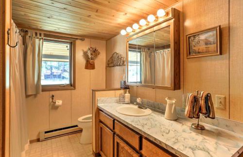 Riverside Winthrop Chalet with Hot Tub and 2 Decks! - Foto 14