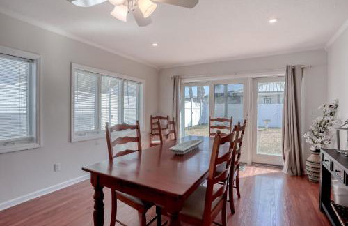 Beachside snowbird escape with fenced yard & washer/dryer - walk to beach access - Foto 12