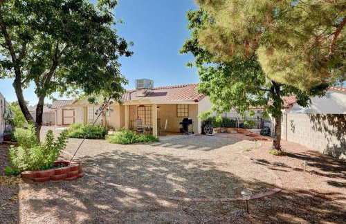 Cozy Getaway with King Bed, BBQ & Spacious Backyard - Photo 24