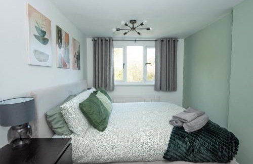 Stylish 4 Bed House, Free Parking, Close to M4 Newport - Foto 23