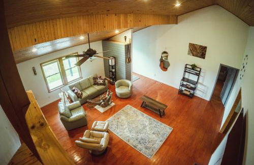 Resting Point - Hot Tub, Firepit, Spacious 4-BR Home - Foto 5