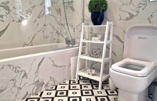 Stunning, clean, free parking home, ideal long stays - Foto 17