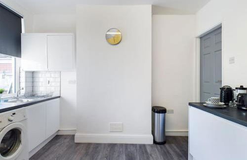 Whitmore House By RMR Accommodations - Newly Refurbed - Modern - Parking - Central - Foto 28