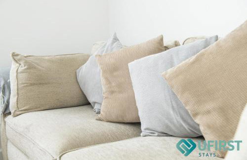 Delightful 3BR Home - Hot Tub - Near Castle, QMC - City Centre & Trent Bridge - Free WiFi & Parking - Sleeps 6 - Foto 42