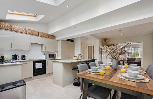 Pass The Keys Picture Perfect Haven in Didsbury Village - Free Parking & EV Station - Photo 16