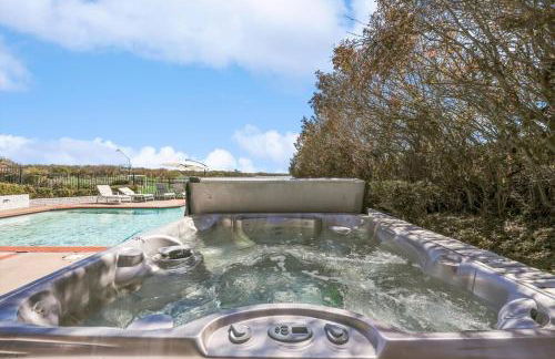 Lakefront Luxe 6BR 4B Home with Pool & Hot Tub - Foto 38