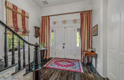 The Manor - Historic Mansion, Wifi, Covered Porch, Screen Porch, King Bed, Walk to Spas, Shops & Restaurants - Foto 5