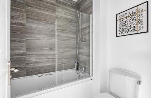 Luxurious 3 Bed House with Free Parking, Sky TV, Movies & Netflix - Foto 35