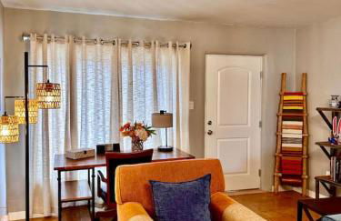 2 bedroom, large fenced yard, 3 mins from farmers market - Foto 1