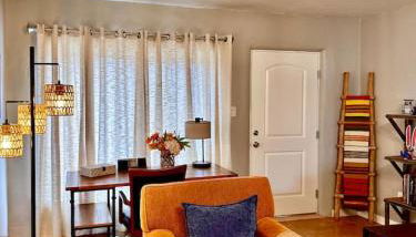 2 bedroom, large fenced yard, 3 mins from farmers market - Foto 1