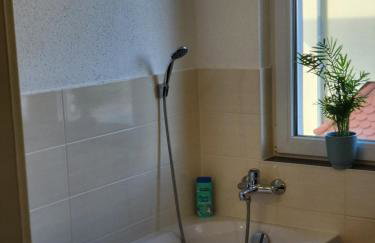 Modernes behagliches Haus mit Kamin, Terrasse und Garten - Foto 6