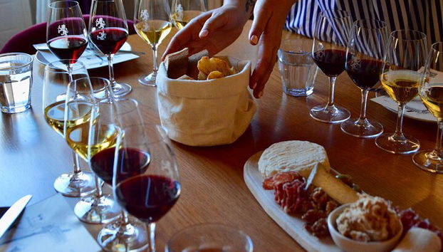 Saborea vino en Lyon: Borgoña, Beaujolais, Ródano, y más - Foto 3, Un generoso spread