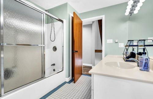 Maine Pondfront Home Sleeps 22 - Pool & Hot Tub - Photo 43