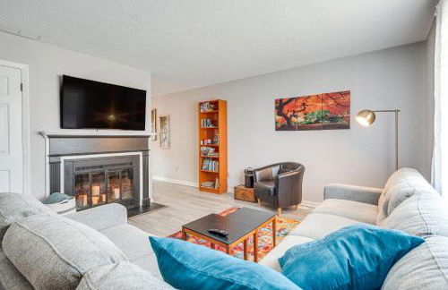 Walk to Main St Hendersonville Chic Home with Yard - Foto 1