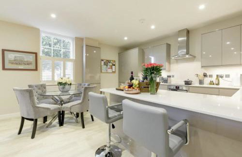 Elegant Epsom Flat in Period Building - Photo 13