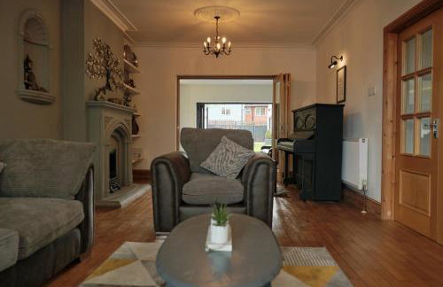 Modern Spacious House - Sleeps 16, Free Parking, Sun Terrace - Foto 29