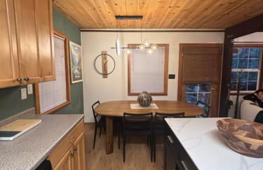 Modern Peaceful Nordic Cabin Near Lake with Pickleball-Basketball Court - Foto 10