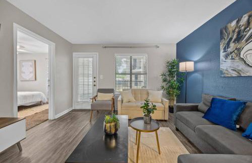 Modern 2BR near Downtown Pool, Gym, Free Parking - Foto 8