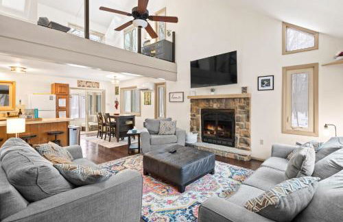 Vaulted Pines Lodge Hot Tub Game Room - Foto 1