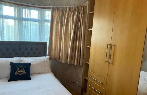 TJ Homes - One double bed room with garden view - Next to tube station - Foto 5