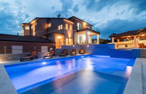 Superb villa Maxima with private pool, sauna, jacuzzi, playground for up to 18 persons, extra pool heating available - Foto 15