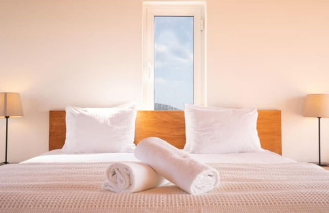 Deluxe 5 Bdrm Villa w Pool Next to the Beach - Photo 7