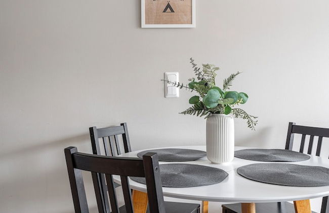 1BR Apartment with Balcony next to Railway Station - Foto 12