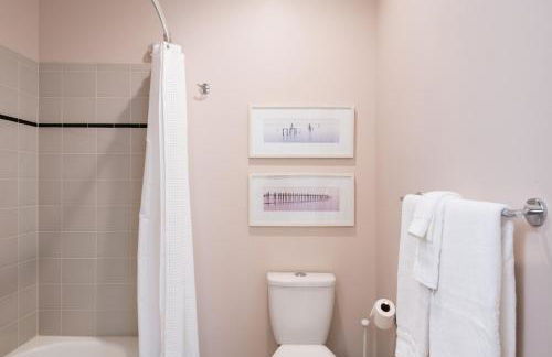 City Water View Oasis with Pool & Gym near Cruise in Heart of Seattle - Foto 28