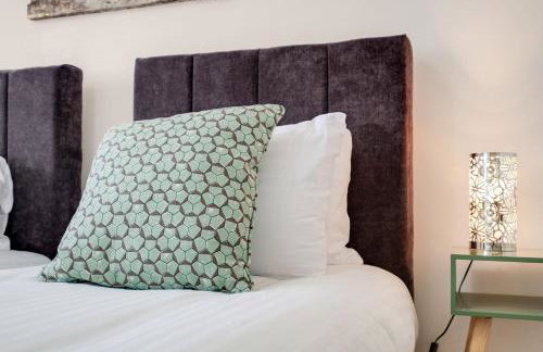 Luxury 5 BDR 2 BA House with Parking in Sandhurst By 360Stays - Photo 35