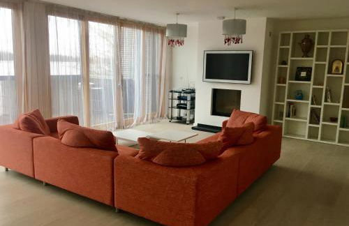 Luxury Lakeside House at Lakes by Yoo - Photo 13