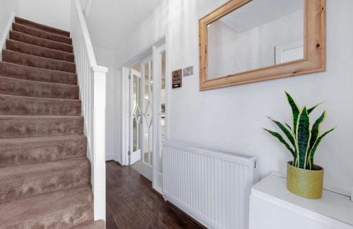 Family-Friendly 4-Bed near Parks & Transport Links - Foto 35