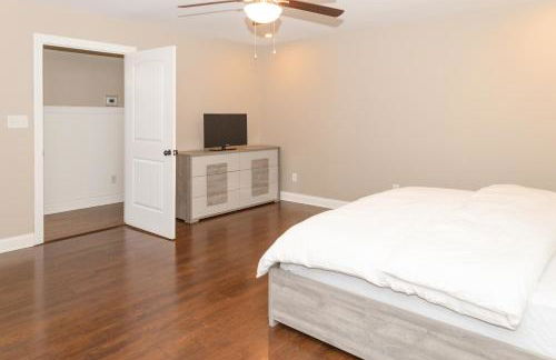 Exquisite home with pool, enclosed yard, fireplace, central AC, & washer/dryer - Foto 22