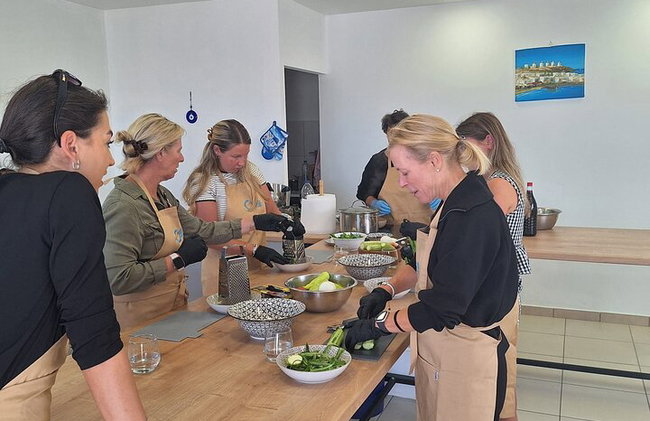 Experiencia en clase de cocina Mykonos para viajeros de cruceros - Foto 3