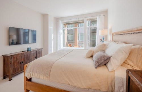 Waterfront Spacious 1BR, Den Walk to Pike Place - Photo 6